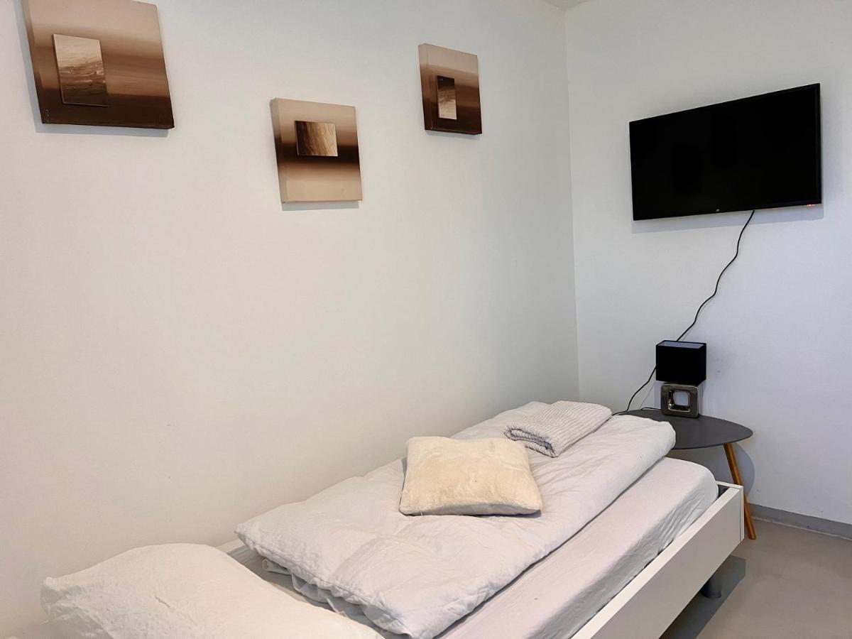Budget Room Free Parking พรัทเทล์น ภายนอก รูปภาพ